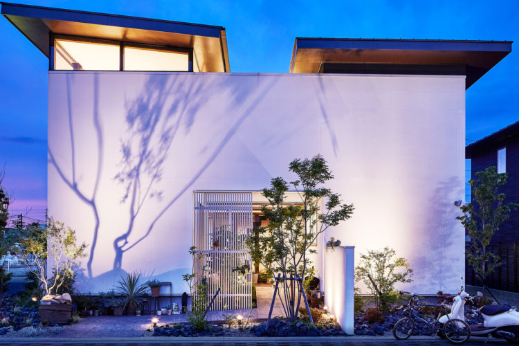 「夜の我が家がもっと好きになる」DIYの屋外照明 ひかりノベーション